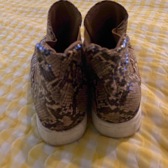 Pre-Owned Women’s Faux Snake-Skin Mid-Calf Boots. Unknown Brand. Size 40. - Picture 4 of 11